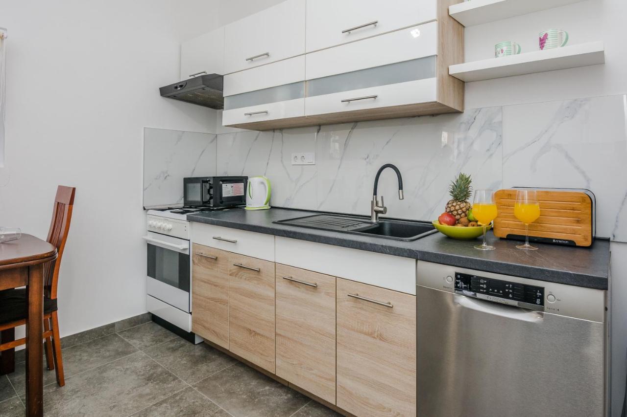 Lovely Apartment M&K In Peaceful Area - Zadar Buitenkant foto