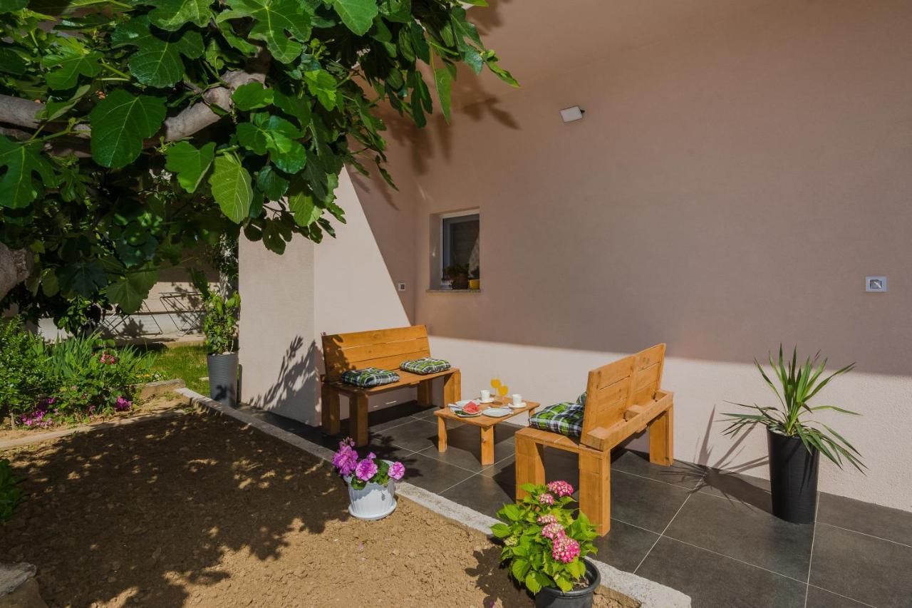 Lovely Apartment M&K In Peaceful Area - Zadar Buitenkant foto
